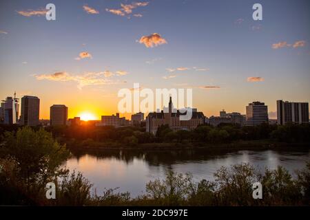 Coucher de soleil au centre-ville de Saskatoon coucher de soleil sur la ville Banque D'Images