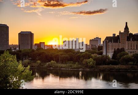 Coucher de soleil au centre-ville de Saskatoon coucher de soleil sur la ville Banque D'Images