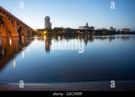 Photographie de nuit Saskatoon North Saskatchewan River Canada Banque D'Images
