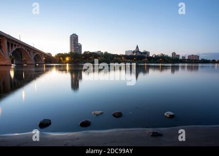 Photographie de nuit Saskatoon North Saskatchewan River Canada Banque D'Images