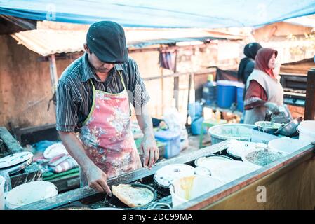 Pnacakes en vente sur le marché de Bukittinggi, Sumatra Ouest, Indonésie, Asie Banque D'Images