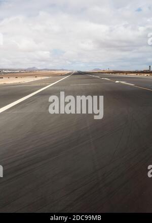 Gros plan du tarmac sur une piste, aéroport de Fuerteventura, îles Canaries, Espagne Banque D'Images