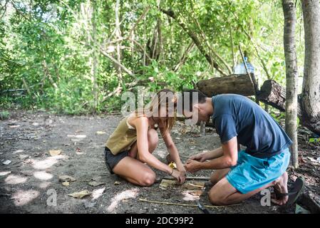 Faire un feu en campant sur l'île de Marak, une île tropicale complètement déserte près de Padang dans l'ouest de Sumatra, Indonésie, Asie Banque D'Images