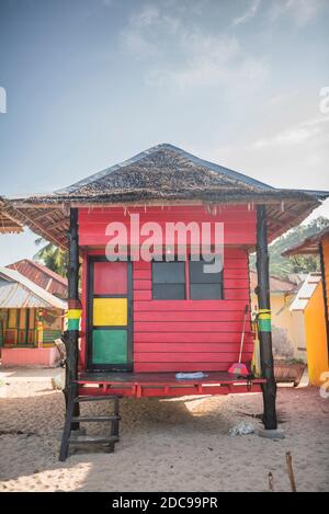 Rasta (Rastafarian) hébergement coloré en bord de mer à Sungai Pinang, près de Padang à Sumatra Ouest, Indonésie, Asie Banque D'Images