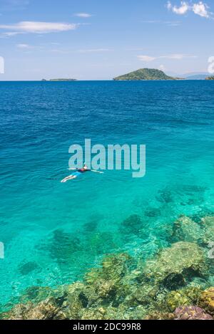 Plongée en apnée à Twin Beach, une plage de sable blanc tropicale près de Padang à l'ouest de Sumatra, Indonésie, Asie, arrière-plan avec espace de copie Banque D'Images