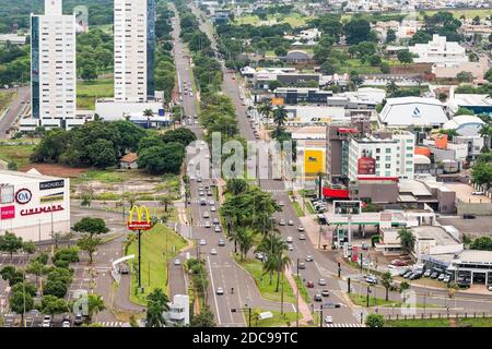 Campo Grande - MS, Brésil - 12 novembre 2020 : vue aérienne de l'avenue Afonso Pena en face du centre commercial Campo Grande. Banque D'Images