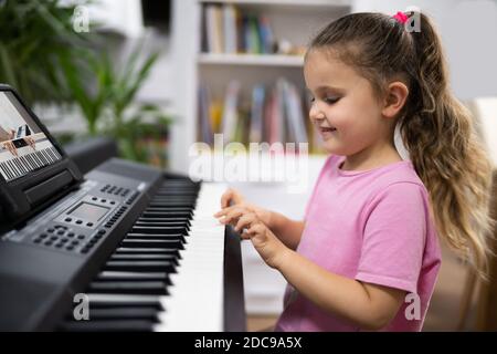 Musique Piano cours d'Internet à la maison. Étudier en ligne Banque D'Images