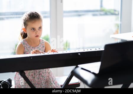 Musique Piano cours d'Internet à la maison. Étudier en ligne Banque D'Images