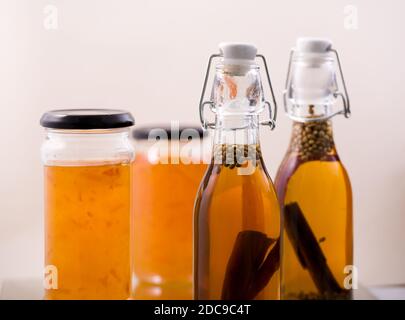 Vodka d'hiver épicée et marmelade maison sur fond blanc. Cadeaux de noël faits maison. Banque D'Images