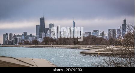 vue sur la ville en hiver, sur le lac gelé Banque D'Images