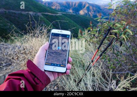 Utilisation du GPS sur un iPhone 6 plus pour naviguer sur un sentier de randonnée dans les montagnes Santa Ana Orange County California USA Banque D'Images