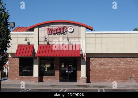 Affiche et logo du restaurant de restauration rapide Wendy's au-dessus de l'entrée sur un mur extérieur Banque D'Images