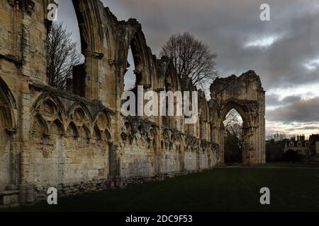 YORK, ANGLETERRE - 16 FÉVRIER 2019 : les ruines de l'abbaye St Mary, une abbaye bénédictine de York Banque D'Images