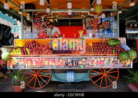 Maroc Marrakech - magasin de jus de fruits sur Djemaa el Fna Carré Banque D'Images