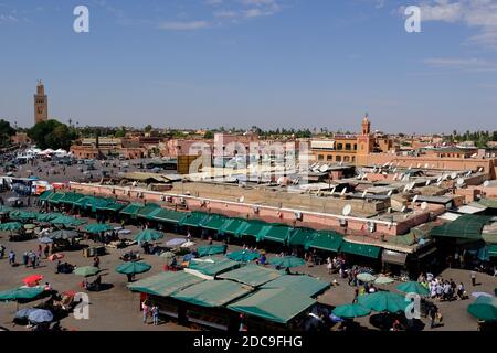 Maroc Marrakech - vue panoramique sur la place Djemaa el Fna et du marché Banque D'Images