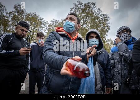 Des centaines de musulmans britanniques protestent devant l'ambassade de France à Londres contre les caricatures satiriques anti-musulmanes publiées par Charlie Hebdo. Banque D'Images