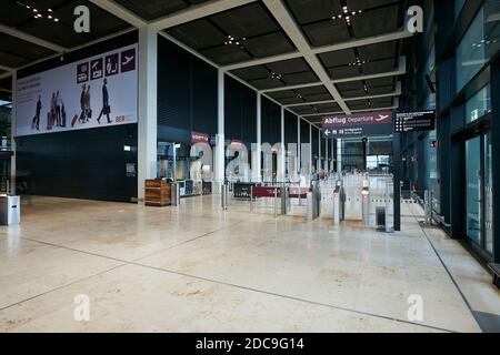 31.10.2020, Schoenefeld, Brandebourg, Allemagne - vue intérieure du terminal 1 de l'aéroport Berlin Brandenburg BER le jour de l'ouverture. Dans la zone nord de Banque D'Images