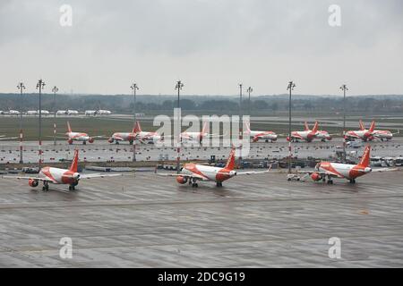 01.11.2020, Schoenefeld, Brandebourg, Allemagne - vue sur le tablier depuis la terrasse des visiteurs de l'aéroport de Berlin Brandenburg BER. Avion de l'airlin Banque D'Images