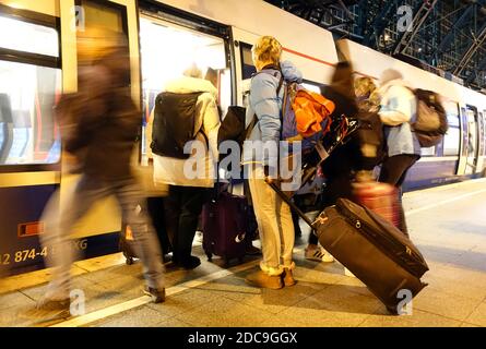 27.01.2019, Cologne, Rhénanie-du-Nord-Westphalie, Allemagne - les passagers montent à bord d'un train National Express à la gare principale. 00S190127D805CAROEX.JPG [MODÈLE R Banque D'Images