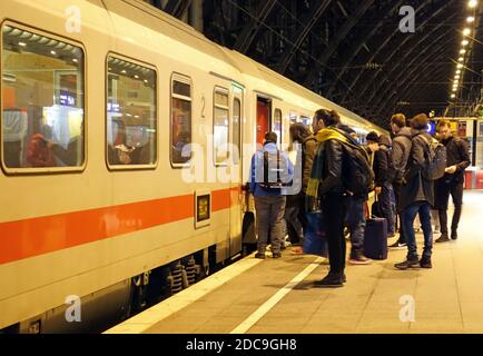 27.01.2019, Cologne, Rhénanie-du-Nord-Westphalie, Allemagne - les passagers montent à bord d'un train à la gare centrale. 00S190127D802CAROEX.JPG [VERSION DU MODÈLE : NON, PROPE Banque D'Images