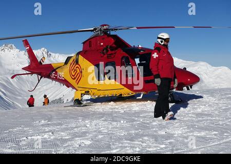 04.02.2019, Schruns, Vorarlberg, Autriche - hélicoptère de secours sur la pente. 00S190204D814CAROEX.JPG [AUTORISATION DU MODÈLE : NON, AUTORISATION DU PROPRIÉTAIRE : NON (c) caro i Banque D'Images