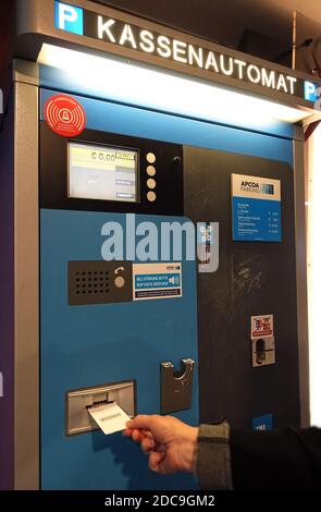 09.02.2019, Berlin, Berlin, Allemagne - le ticket de parking est sorti d'une machine payante. 00S190209D103CAROEX.JPG [AUTORISATION DU MODÈLE : NON, AUTORISATION DU PROPRIÉTAIRE : NON ( Banque D'Images