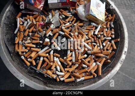 26.02.2019, Berlin, Berlin, Allemagne - mégots de cigarettes et paquets de cigarettes vides dans un cendrier. 00S190226D240CAROEX.JPG [VERSION DU MODÈLE : NON APPLICABL Banque D'Images