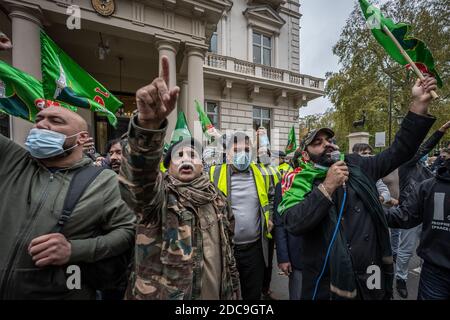 Des centaines de musulmans britanniques protestent devant l'ambassade de France à Londres contre les caricatures satiriques anti-musulmanes publiées par Charlie Hebdo. Banque D'Images