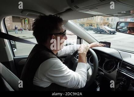 08.05.2019, Berlin, Berlin, Allemagne - les conducteurs saisrent la destination sur leur appareil de navigation. 00S190508D695CAROEX.JPG [VERSION DU MODÈLE : OUI, PROPRIÉTÉ Banque D'Images