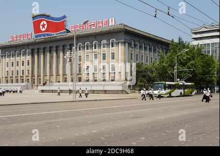 08.08.2012, Pyongyang, , Corée du Nord - Bâtiment avec le siège du Parti travailliste coréen sur la place Kim il-sung le long de la rue Sungri au centre Banque D'Images