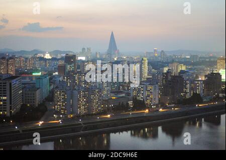 07.08.2012, Pyongyang, , Corée du Nord - vue imprenable sur la ville avec des bâtiments résidentiels éclairés et l'hôtel Ryugyong dans le centre du Kor Nord Banque D'Images