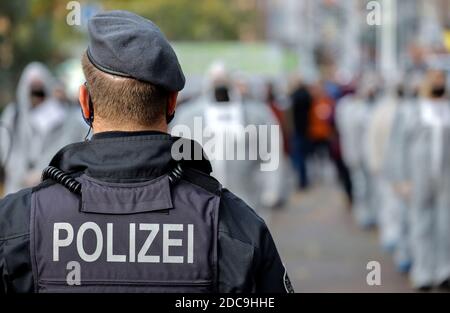 18.10.2020, Dortmund, Rhénanie-du-Nord-Westphalie, Allemagne - policiers et manifestants lors d'une manifestation anticorona sur la place de la paix, faisant la démonstration d'agai Banque D'Images