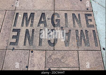 Le mot « imagine » est gravé dans un trottoir de Chicago. Banque D'Images