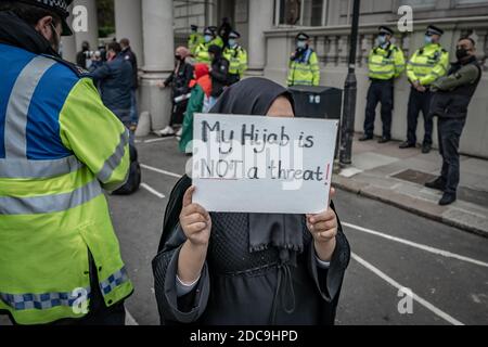 Des centaines de musulmans britanniques protestent devant l'ambassade de France à Londres contre les caricatures satiriques anti-musulmanes publiées par Charlie Hebdo. Banque D'Images