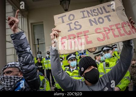 Des centaines de musulmans britanniques protestent devant l'ambassade de France à Londres contre les caricatures satiriques anti-musulmanes publiées par Charlie Hebdo. Banque D'Images