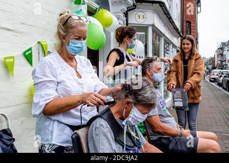 Les gens qui ont rasé leurs cheveux pour recueillir de l'argent pour la Macmillan cancer Care Charity, High Street, Lewes, East Sussex, Royaume-Uni. Banque D'Images