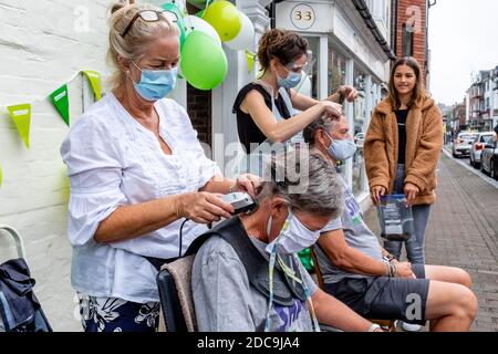 Les gens qui ont rasé leurs cheveux pour recueillir de l'argent pour la Macmillan cancer Care Charity, High Street, Lewes, East Sussex, Royaume-Uni. Banque D'Images