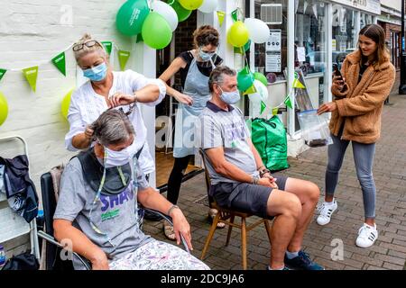 Les gens qui ont rasé leurs cheveux pour recueillir de l'argent pour la Macmillan cancer Care Charity, High Street, Lewes, East Sussex, Royaume-Uni. Banque D'Images