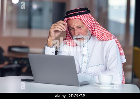 L'homme d'affaires arabe est ennuyeux dans les bureaux modernes. Fatigué. Banque D'Images