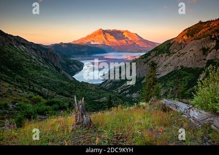 WA18325-00...WASHINGTON - vue en début de matinée sur le lac Spirit et le mont St. Helens depuis le col norvégien dans le monument volcanique national du mont St. Helens. Banque D'Images