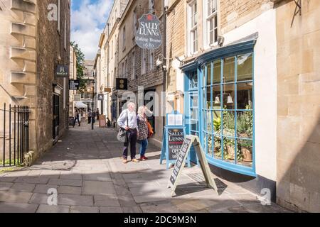 Touristes regardant le menu à Sally Lunns Eating House, Bath, Somerset, Angleterre, GB, Royaume-Uni Banque D'Images