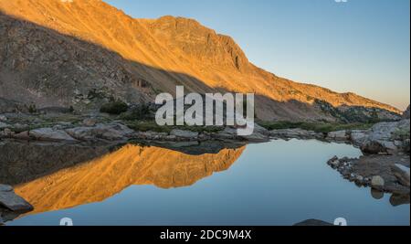 Réflexion sur un Tarn sans nom dans la région sauvage d'Absaroka-Beartooth Banque D'Images