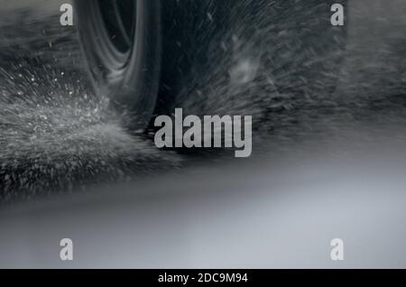 Projections sous les roues d'un véhicule de transport roulant. Banque D'Images