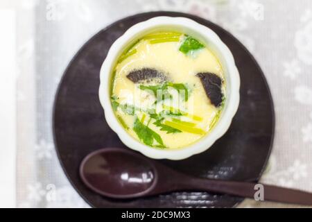Plat japonais à la crème aux œufs savoureux appelé localement chawanmushi à Nagoya, au Japon Banque D'Images