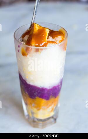 Un verre de halo, un dessert philippin populaire dans un snack à Batangas, Philippines Banque D'Images