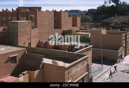 10.11.2010, Ouarzazate, Maroc, Afrique - vue d'en haut des bâtiments construits dans le style traditionnel près de Kasbah Taourirt dans le centre-ville. Banque D'Images
