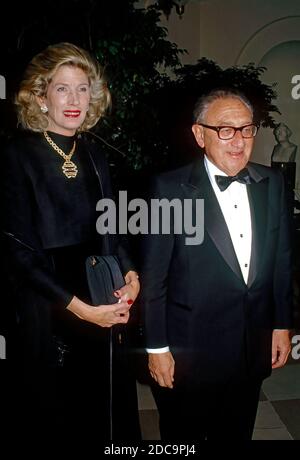 Washington DC, États-Unis, le 16 novembre 1988 l'ancien secrétaire d'État Henry Kissinger et sa femme Nancy arrivent à la Maison Blanche pour assister au dîner d'État en l'honneur du Premier ministre Margaret Thatcher Banque D'Images