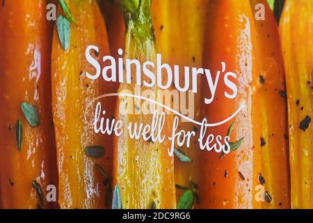 Londres, Royaume-Uni. 17 novembre 2020. Le logo de Sainsbury sur sa camionnette. Crédit : SOPA Images Limited/Alamy Live News Banque D'Images