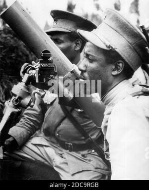 Les troupes de l'armée en Éthiopie s'entrainement sur un mortier de tranchée près d'Addis-Abeba en août 1935. La légende de cette photo d'actualité indique : « bien que l'Éthiopie soit en arrière à bien des égards, elle aura de nombreux outils modernes de la guerre lorsqu'elle rencontrera les forces expéditionnaires du premier ministre italien Mussolini. On enseigne à ce guerrier éthiopien l'utilisation du mortier de tranchée, une arme entièrement nouvelle pour l'armée de l'empereur Haile Salassie. Pour voir mes autres images WW II, recherchez: Prestor vintage WW II Banque D'Images