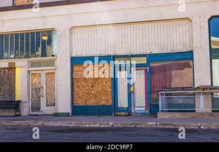 Bâtiment avant du magasin abandonné avec fenêtres et portes intégrées Banque D'Images